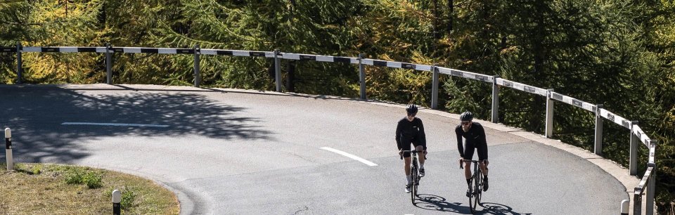 Deux cyclistes sur une route de montagne