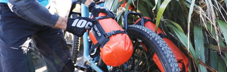 Aeroe: portapacchi posteriore Spider e dry bag da bikepacking