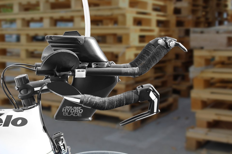 Manillar aerodinámico ergonómico con solución de hidratación XLAB.