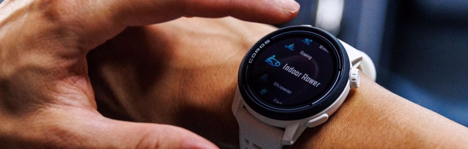 Sportler trägt eine COROS Uhr mit Anzeige verschiedener Trainingsmodi wie Rudern und Indoor-Radfahren.