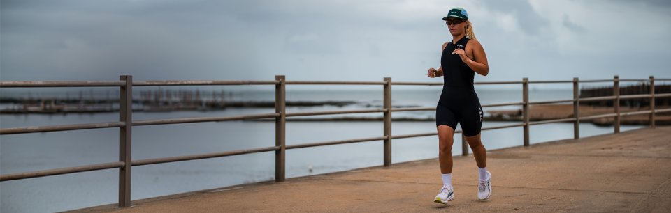 Persona nadando en mar abierto con equipo de Zone3