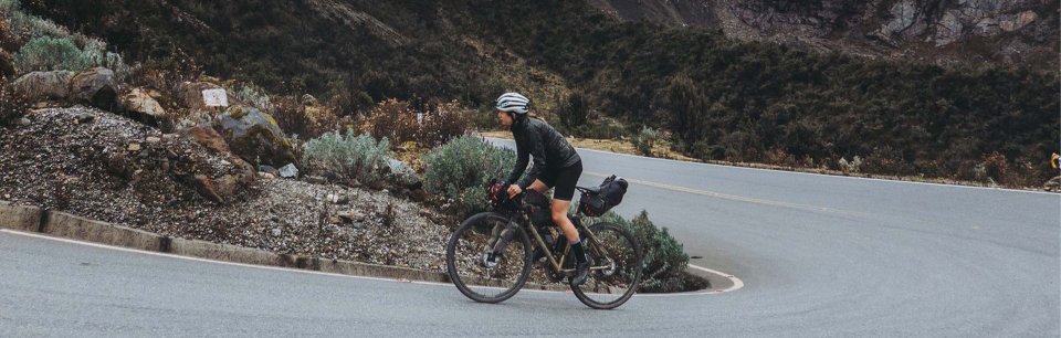 Ciclista manejando por la carretera con su mochila Restrap.