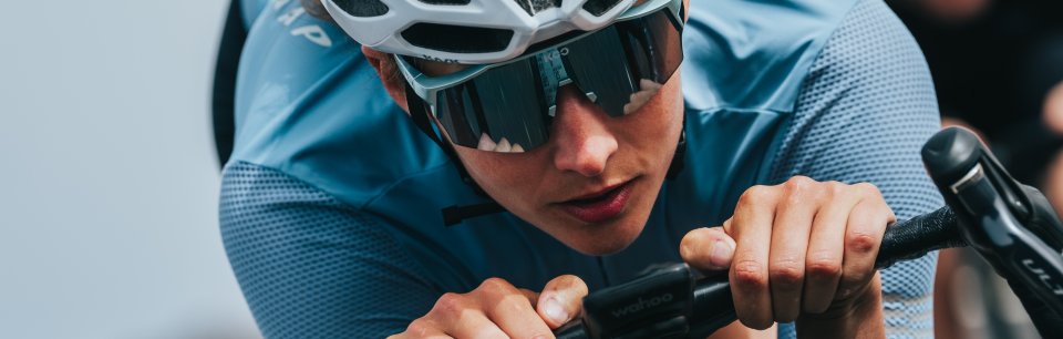 Ciclista su strada con gli occhiali KOO