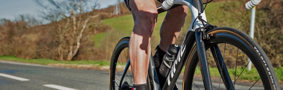 Hochwertige Veloflex-Reifen im Einsatz auf einer Rennstrecke.