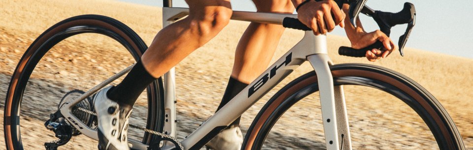 Ein Radfahrer fährt mit seinem BH Gravel Bike auf einem Feldweg.