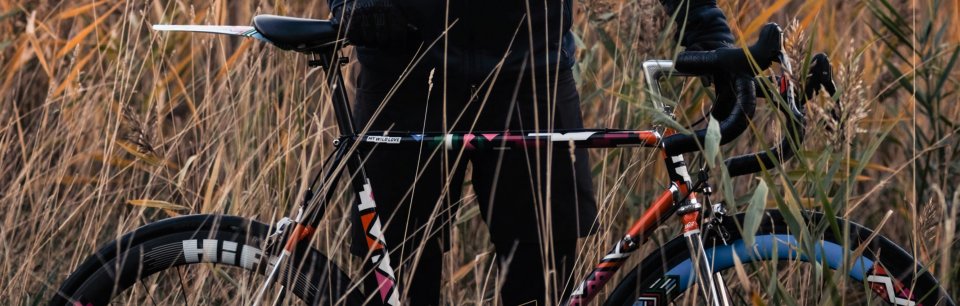 Primo piano di una bici in mezzo alla natura