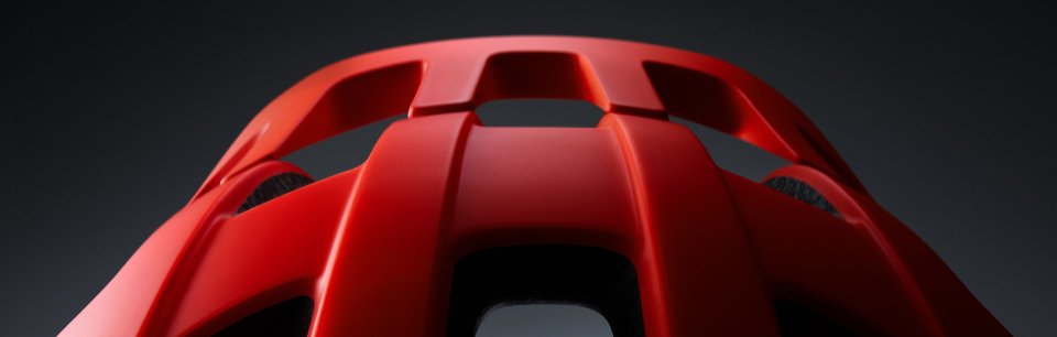 Nahaufnahme des roten POC Fahrradhelms Cularis mit markantem Belüftungsdesign.