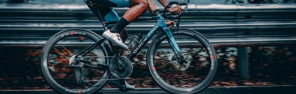 Detailansicht eines Rennrads mit Cybrei Kurbel unterstreicht präzise Technik und Effizienz im Antriebssystem.