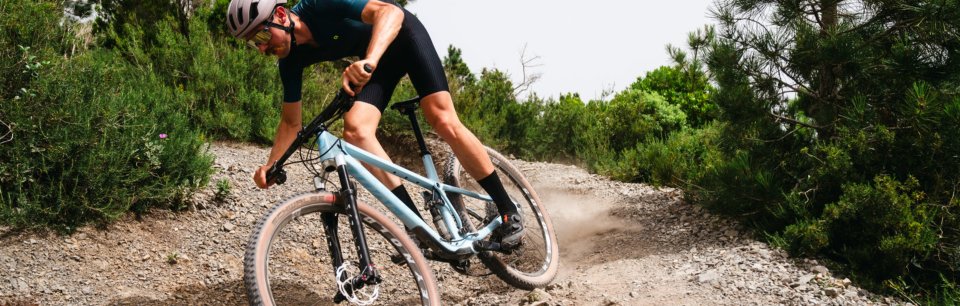 Persona in bici su un trail