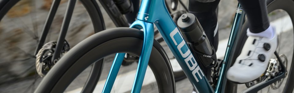 Detailaufnahme eines Cube Rennrads mit Carbonrahmen und Flaschenhalter