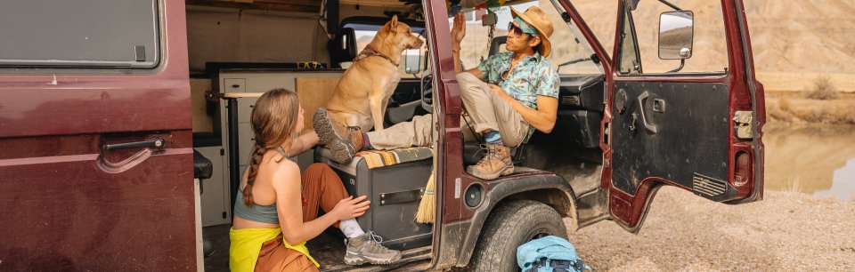 Pareja en una casa rodante con su perro con calzado KEEN.