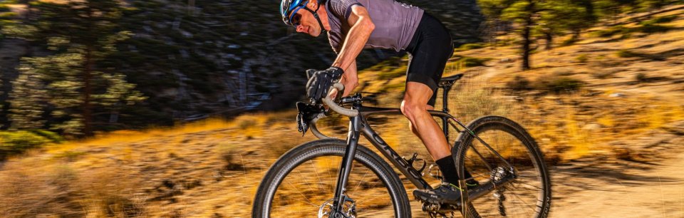 Ciclista su un trail in sella a una bici con pedali Xpedo