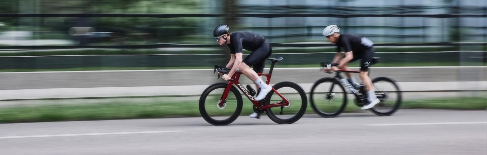 Perrsone in bici da strada con ruote DT Swiss