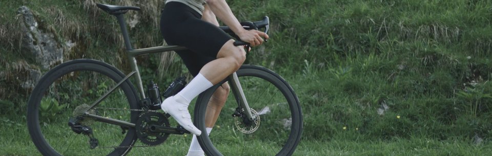Ein Rennrad mit Campagnolo Schaltung und Laufrädern steht für präzise Schaltvorgänge und effiziente Kraftübertragung auf jeder Ausfahrt.