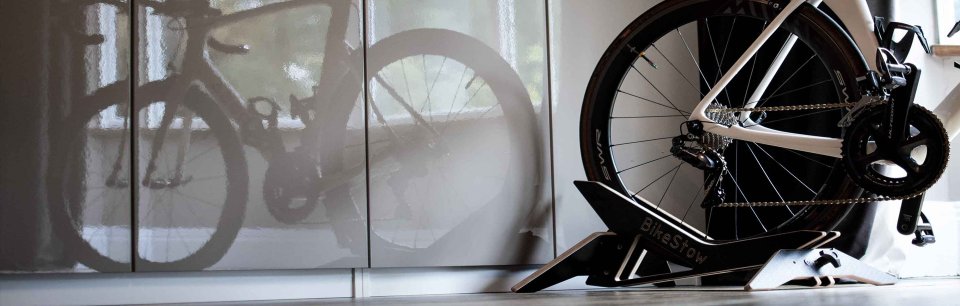 Bicicleta en un soporte en el salón de una casa