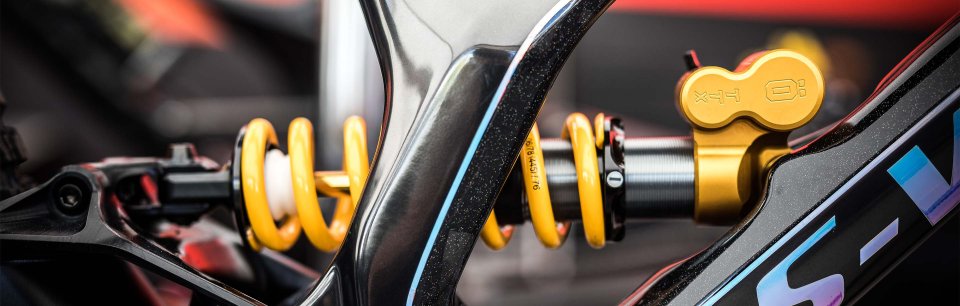 Con una sospensione ÖHLINS su sentieri d'erba e più