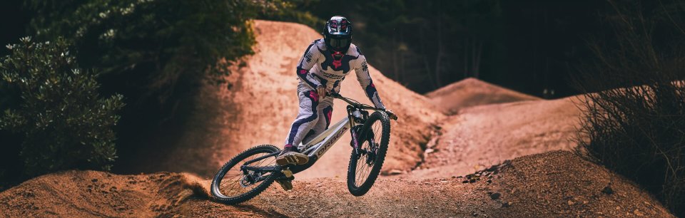 Ein FOX Racing Athet geht in die Kurve