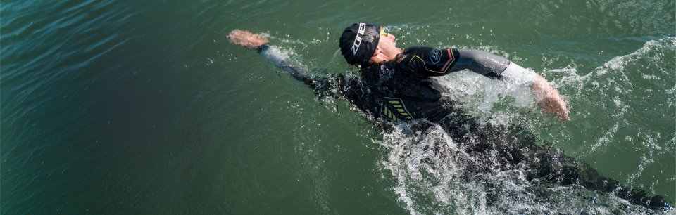 Persona che nuota con muta Zone3