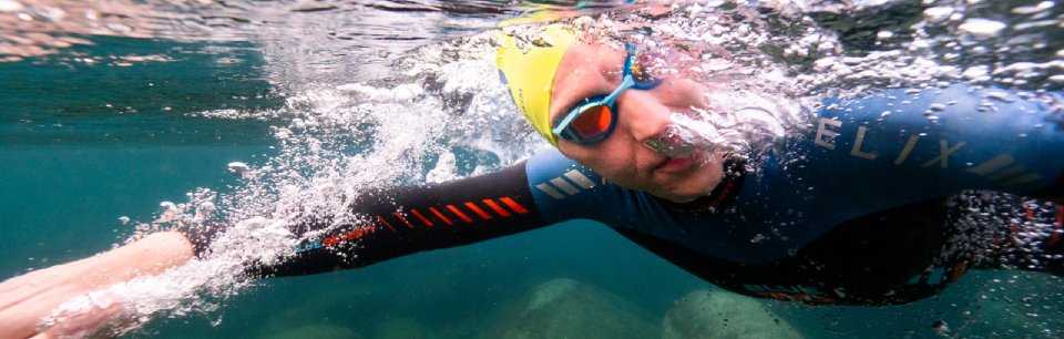 Persona che nuota con un body blueseventy