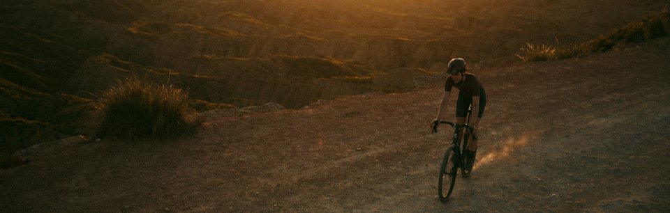 Ciclista su una bici elettrica Desiknio