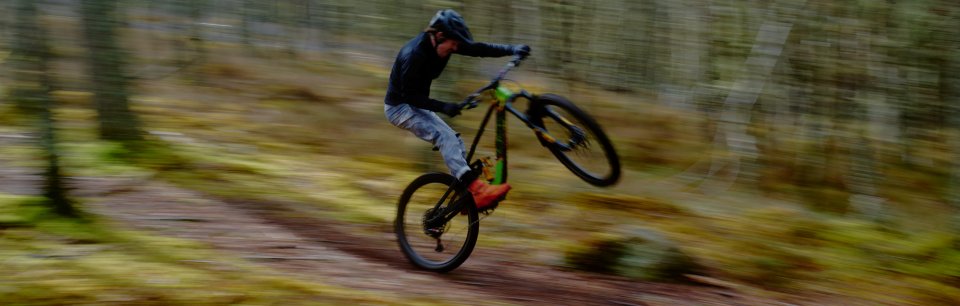 Ciclista con capi di abbigliamento e accessori Endura