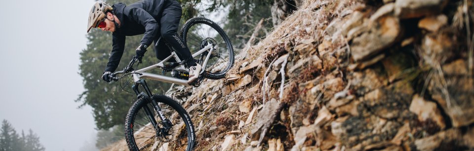 Ciclista su discesa rocciosa con attrezzatura Mavic