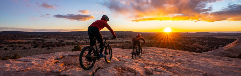 Ciclista su una bici con freni Hayes