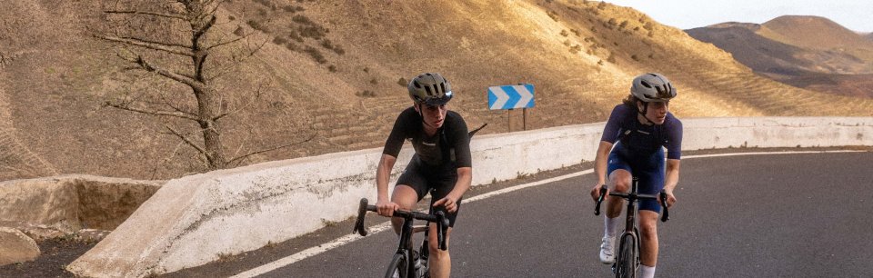 Dos ciclistas en una carretera de asfalto