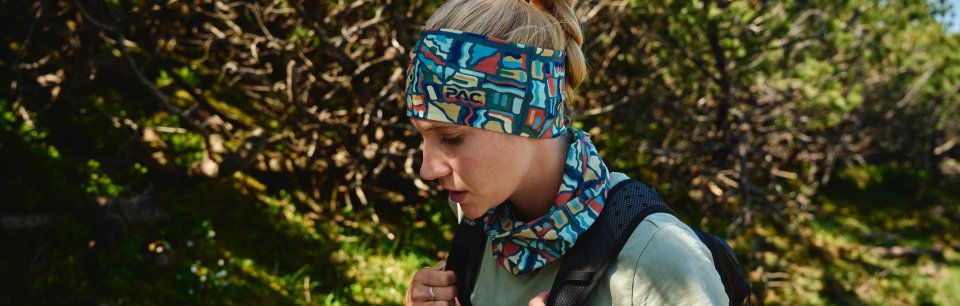 Frau mit P.A.C. Original Stirnband beim Wandern