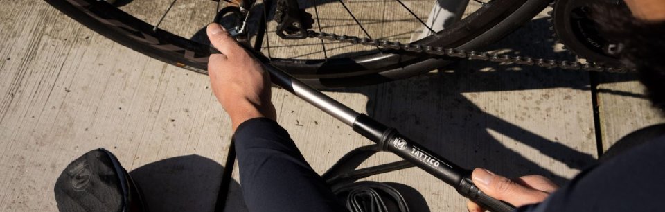 Persona che tiene in mano uno smagliacatena