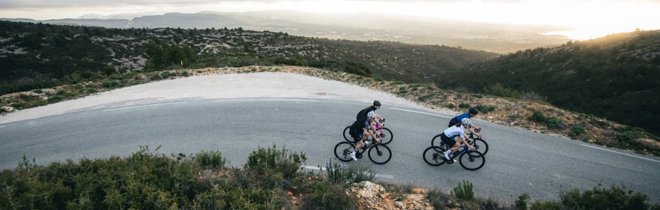 Gruppo di quattro ciclisti su un sentiero di montagna