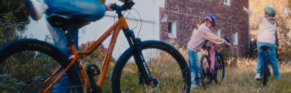 Kinderen verkennen nieuwe paden met hun Academy-fietsen.