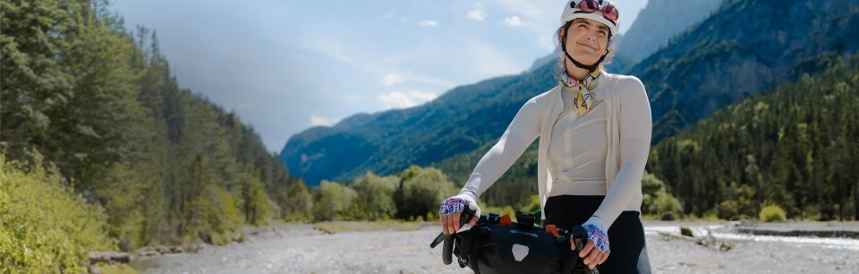 Frau mit Roeckl Fahrradhandschuhen in der Natur.
