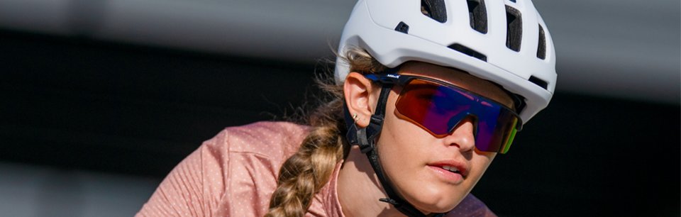 Close-up van een wielrenster met Red Bull SPECT racebril.