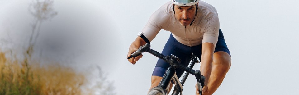 Road cyclist using the hDrop Hydration Sensor on their upper arm