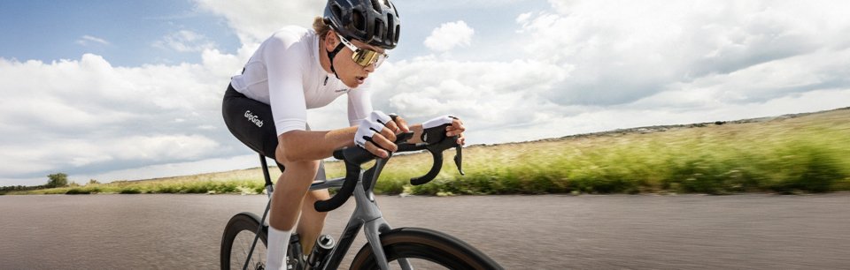 Ciclista in bici con accessori GripGrab