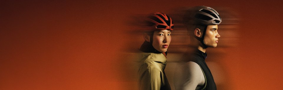 KASK Helme im stilvollen Studiolook mit dynamischem Motion-Effekt.