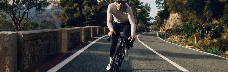 Rennradfahrer beim Aufstieg mit seinem Rennrad mit Continental Gran Prix 5000 Reifen
