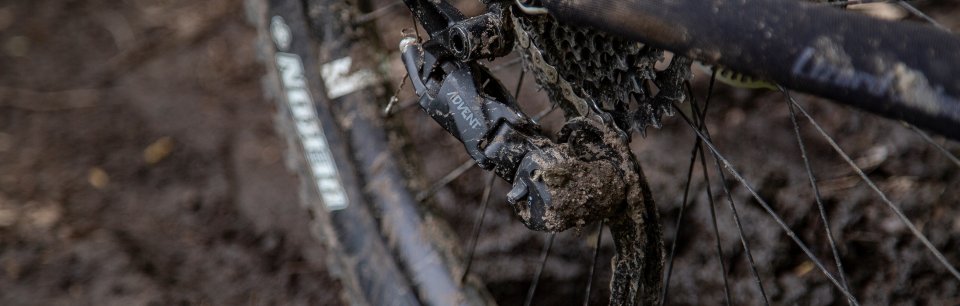Dérailleur arrière microSHIFT Advent couvert de boue sur un VTT après une sortie boueuse