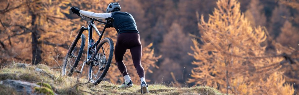 Chico con ropa de de ciclismo Northwave blanca