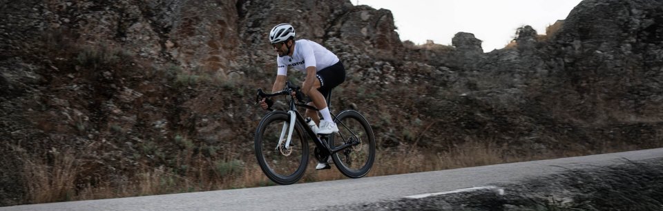 Ciclista su una bici con componenti ROTOR