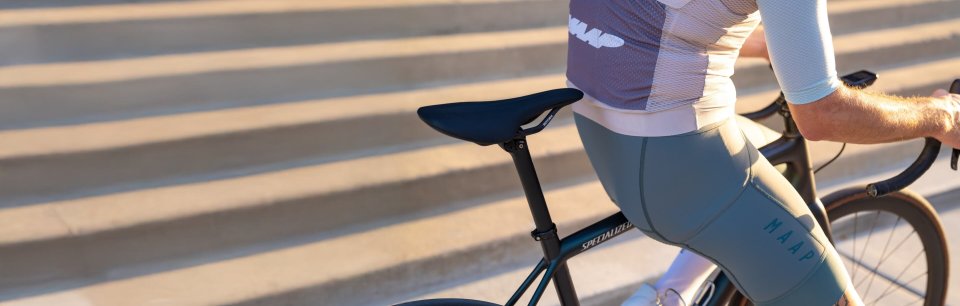 Una persona che utilizza una sella REFORM su una bicicletta da corsa fa una pausa.