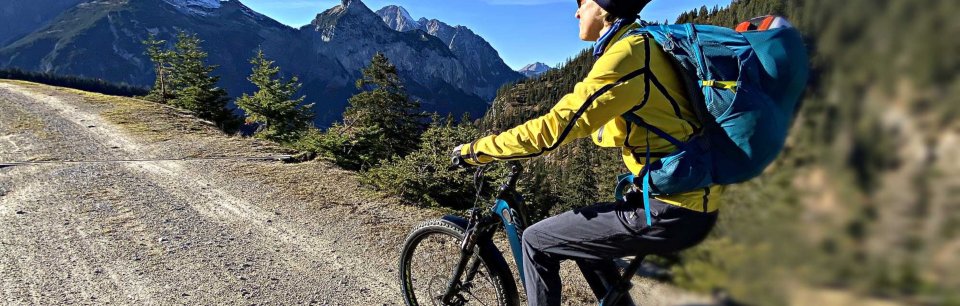Ciclista su una bici con freni Tekro