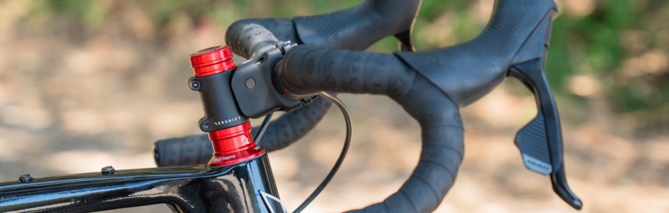 Hochwertiger Redshift Sports Rennradlenker und Vorbau für maximale Kontrolle.