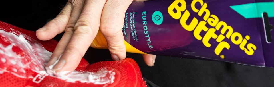 Chamois Butt’r Eurostyle wird direkt auf das Sitzpolster zur Vorbeugung von Reibung aufgetragen.