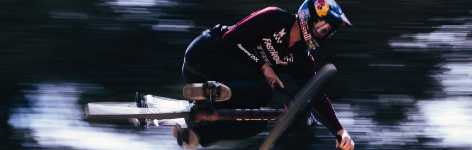 Persona in bici che sfreccia su strada