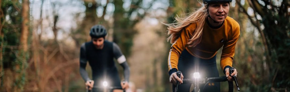 Ciclisti in bici con luci Magicshine