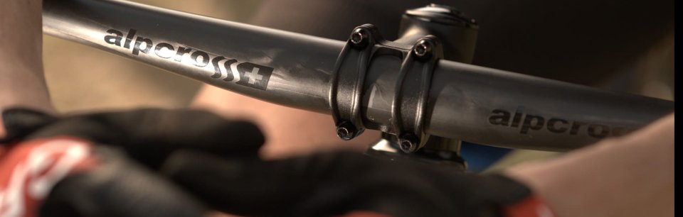 Nahaufnahme eines Alpcross Components Lenkers zeigt hochwertige Verarbeitung und präzise Kontrolle für anspruchsvolle Trailfahrten.
