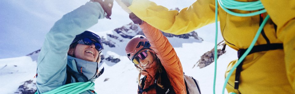 Gruppo di persone in montagna con abbigliamento e attrezzatura Salewa