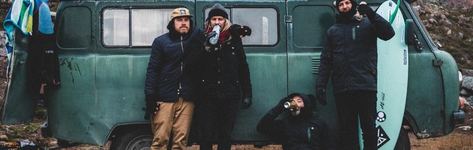 Freunde in Roark Outdoor-Bekleidung am Camper unterstreichen den lässigen Stil und die Vielseitigkeit für Reisen und Abenteuer.